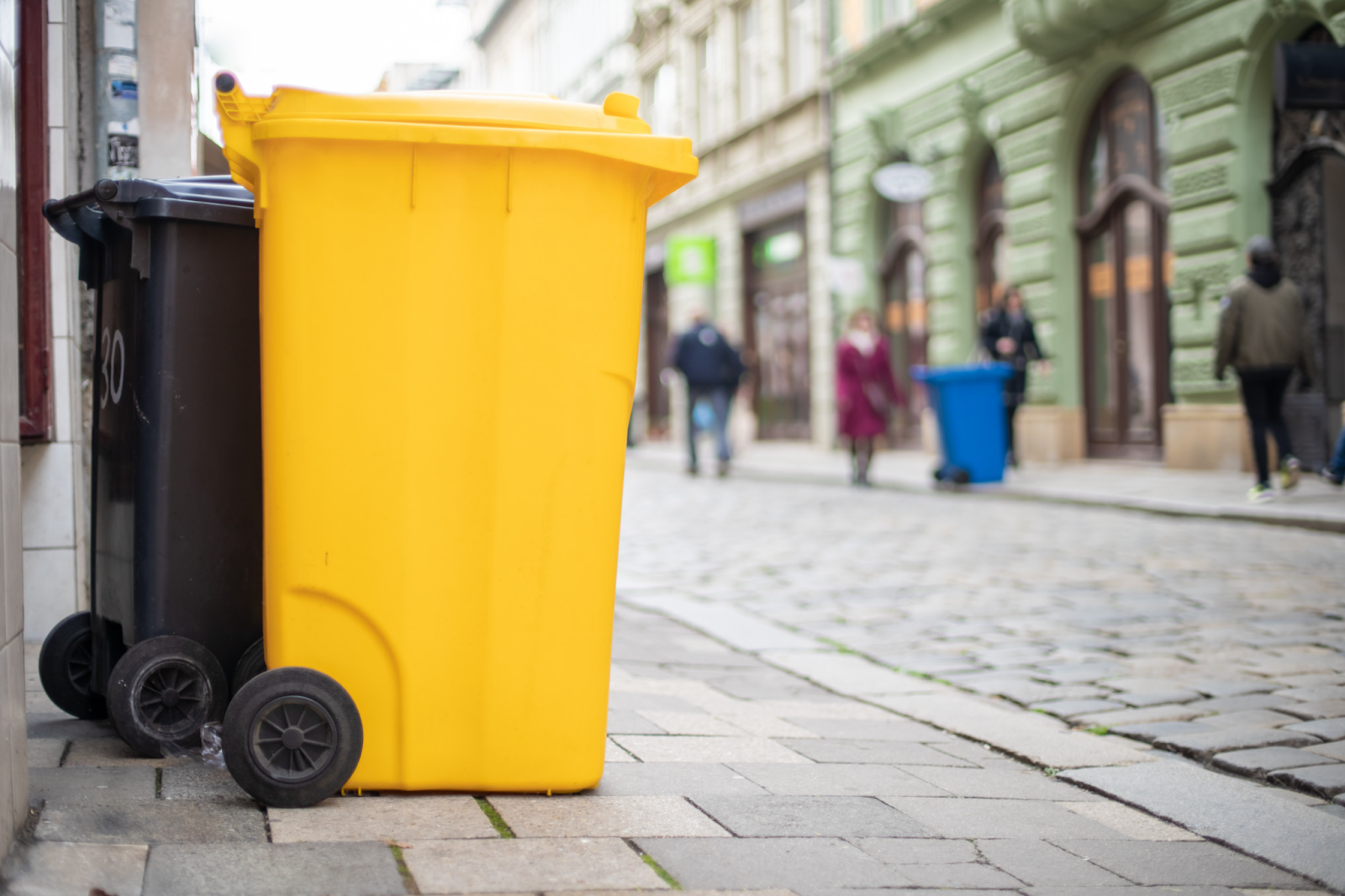 Виды и характеристики уличных урн для мусора